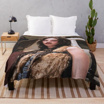 Karina Of Aespa Throw Blanket
